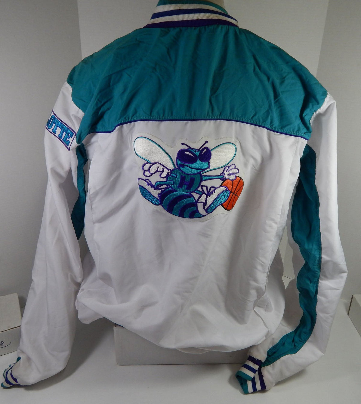 1991-92 Charlotte Hornets Game Issued White Jacket 46+3 DP58714 - DP58714