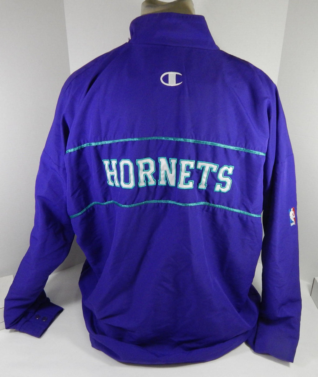 2000-01 Charlotte Hornets Eddie Robinson #32 Game Used Purple Jacket 50 DP58705 - DP58705