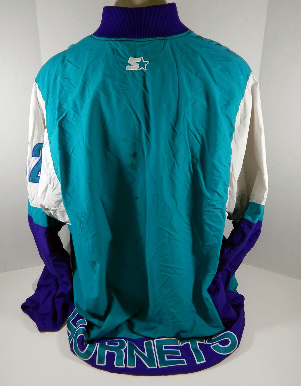 1997-98 Charlotte Hornets Matt Geiger #52 Game Used White Teal Warm Up Jacket 75 Pic2