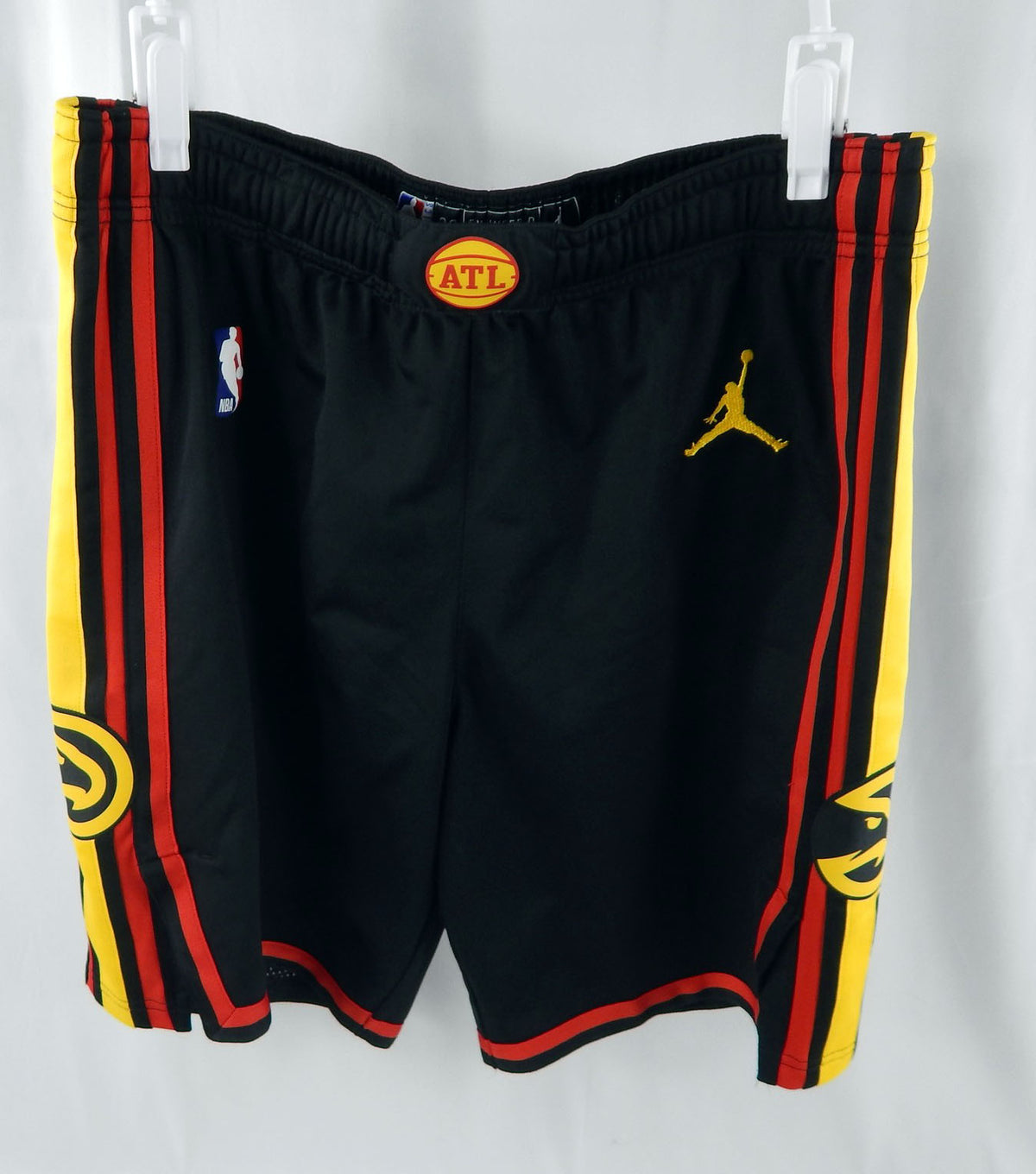 Atlanta Hawks Keaton Wallace #2 Game Used Black Basketball Shorts 38 DP113853