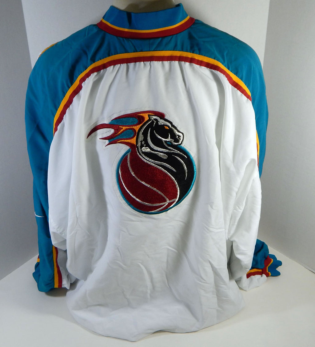 1997-98 Detroit Pistons Bison Dele Brian Williams #8 Game Used White WU Jacket Pic2