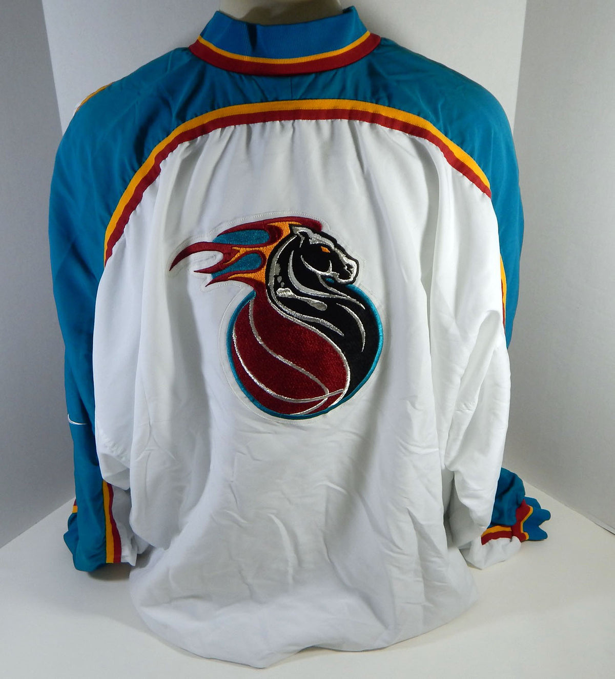 1997-98 Detroit Pistons Bison Dele Brian Williams #8 Game Used White WU Jacket Pic2