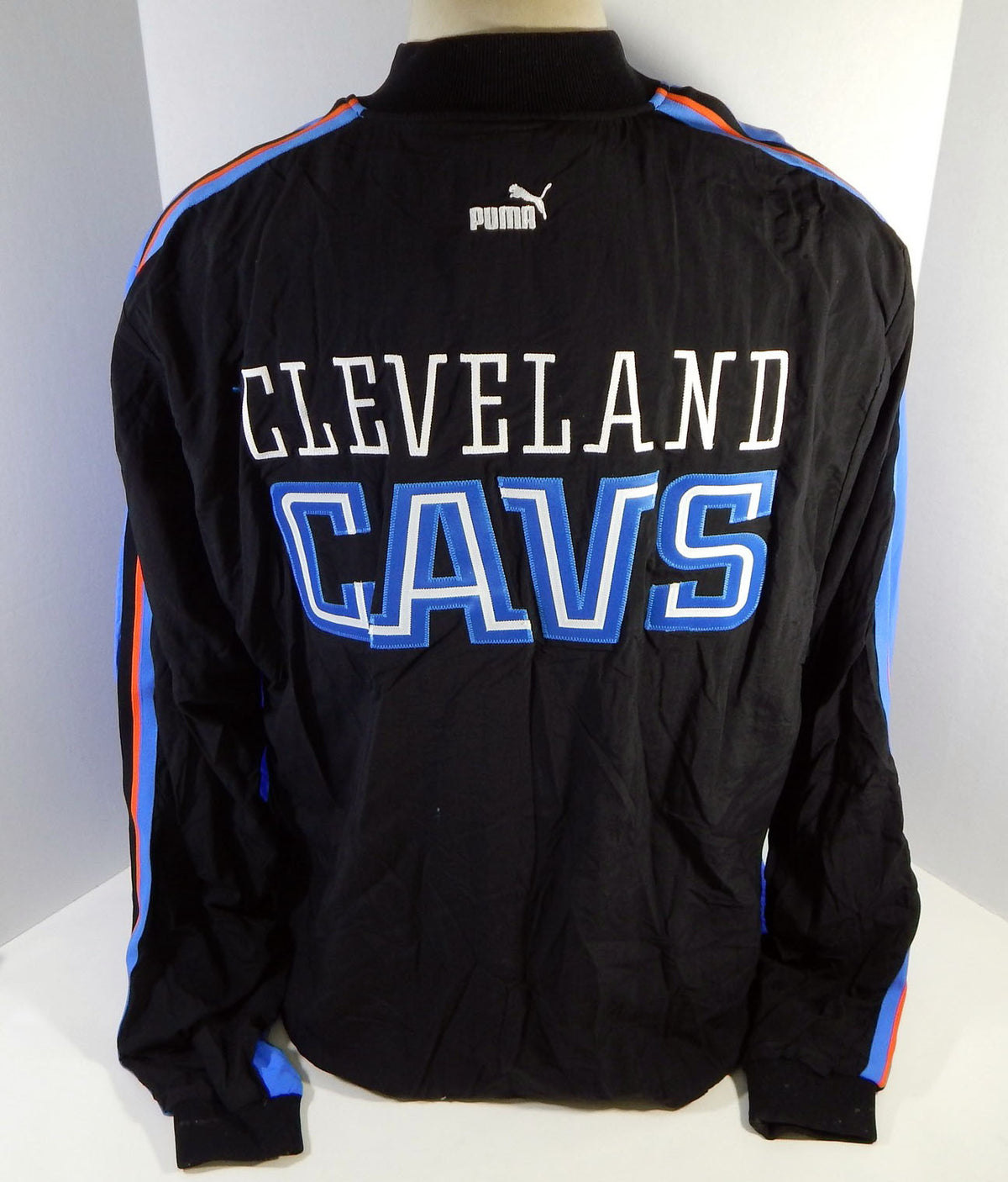 2000-01 Cleveland Cavaliers Game Issued Blue Warm Up Jacket 48 158 Pic2