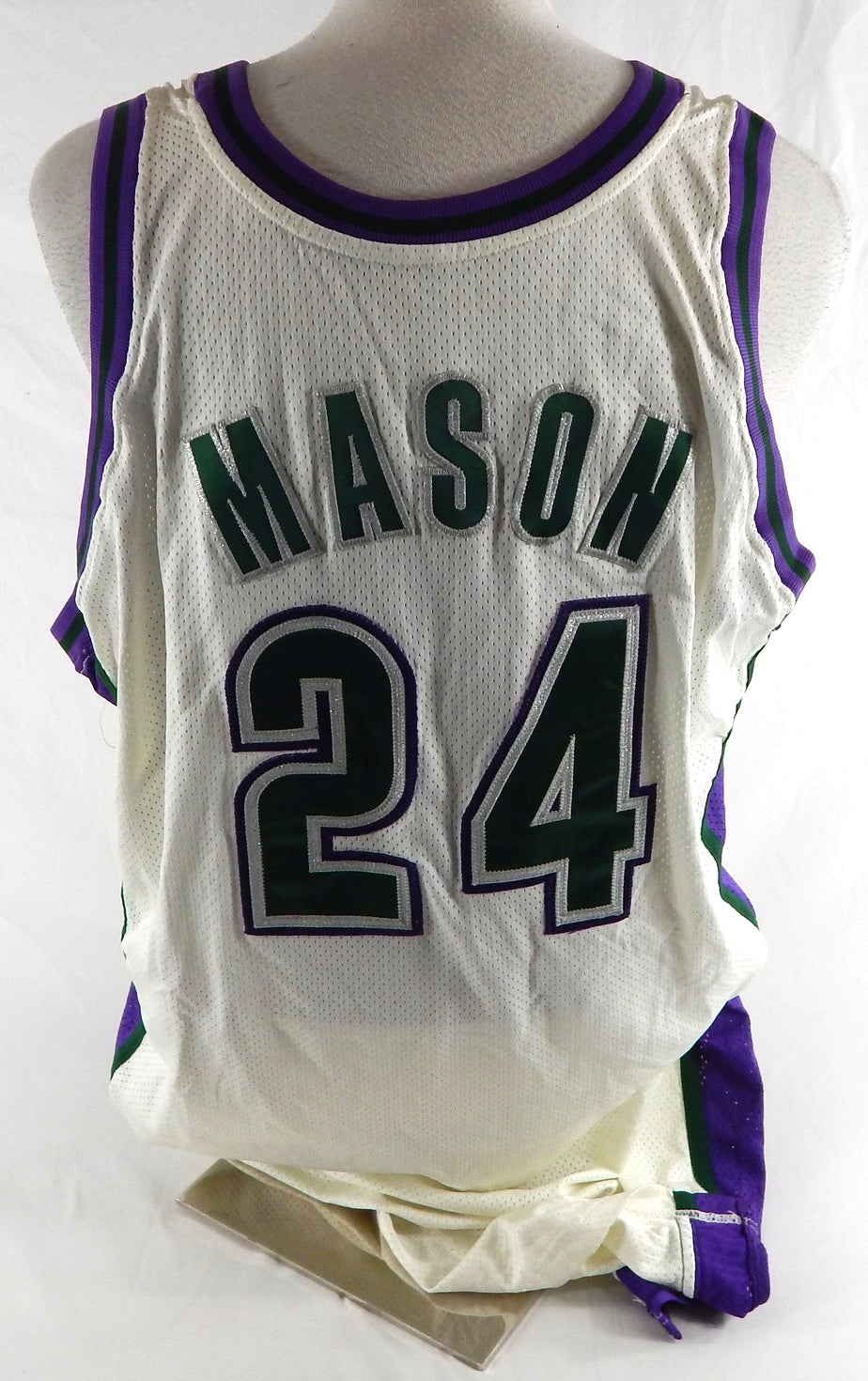 2005-06 Milwaukee Bucks Desmond Mason #24 Game Used White Jersey 50 736 Pic2