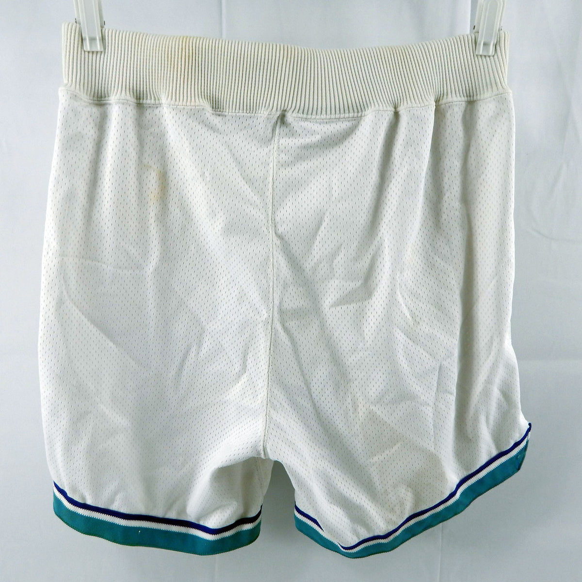 1994-95 Charlotte Hornets #5 Game Used White Shorts 40 504 Pic2