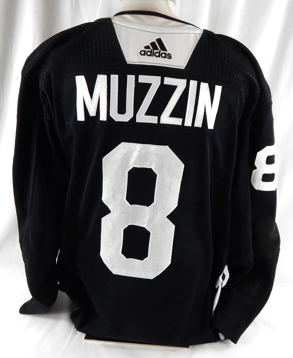 2017-18 Toronto Maple Leafs Jake Muzzin #8 Game Used Black Practice Jersey  3 Pic2
