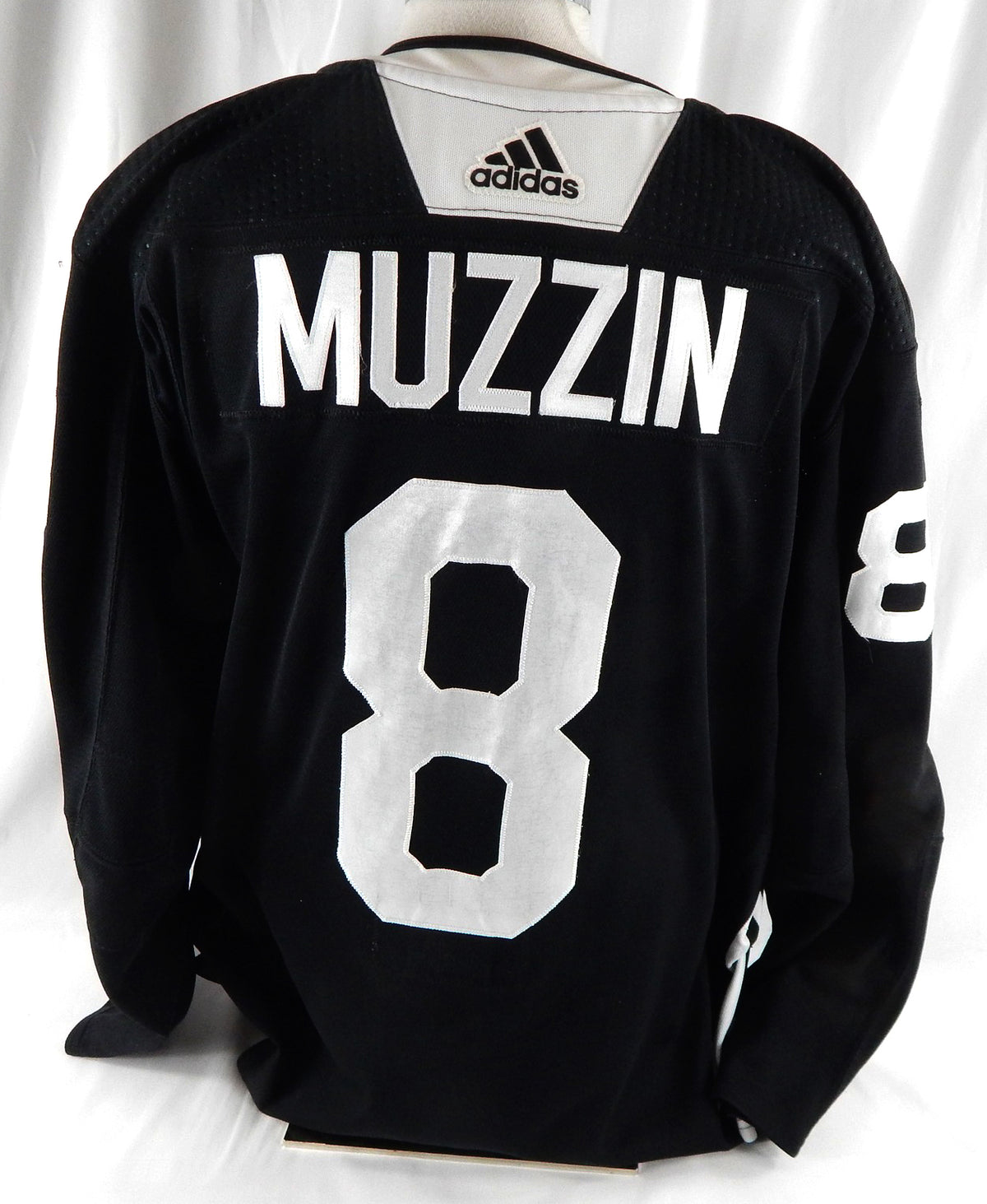 2017-18 Toronto Maple Leafs Jake Muzzin #8 Game Used Black Practice Jersey  3 Pic2