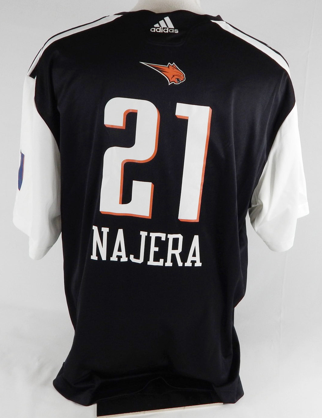 2010-11 Charlotte Bobcats Eduardo Najera #21 Game Used Black Shooting Shirt 150 Pic2