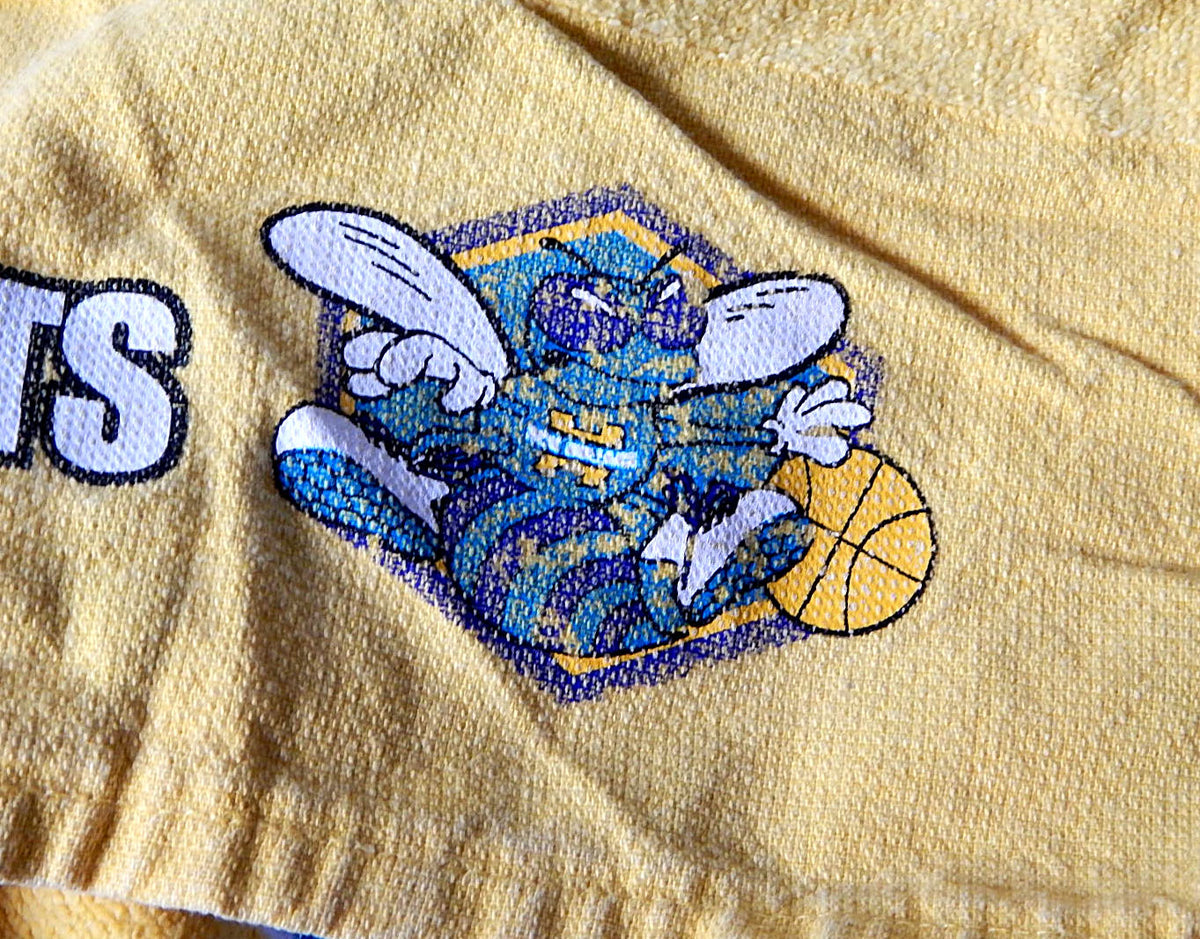 New Orleans Hornets Team Issued Yellow NBA Locker Room Bench Towel Pic2