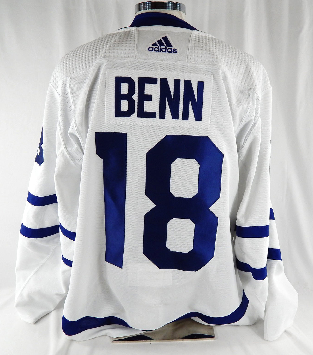 2021-22 Toronto Maple Leafs Jordie Benn #18 Game Used White Jersey Set 1 56 4 Pic2