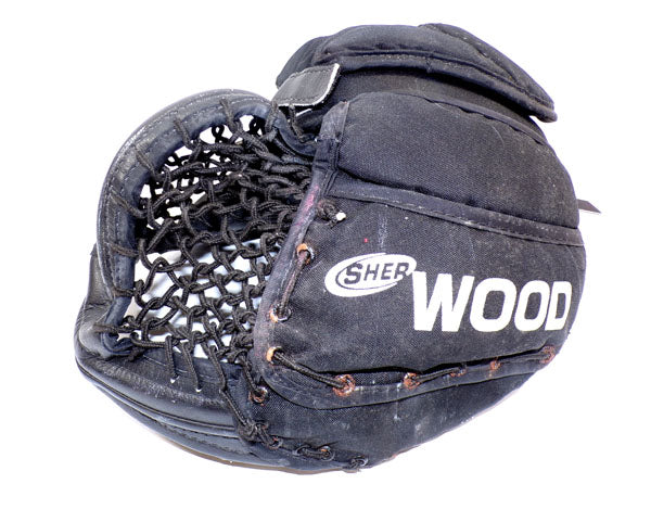 2005-06 Martin Gerber Carolina Hurricanes TRAPPER Sher-Wood Black Glove Pic2